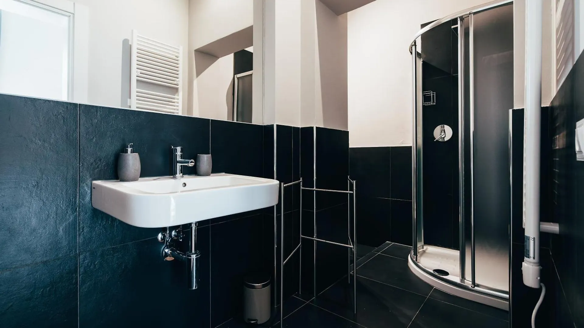 Bologna Suites - Private Bathroom Guest house