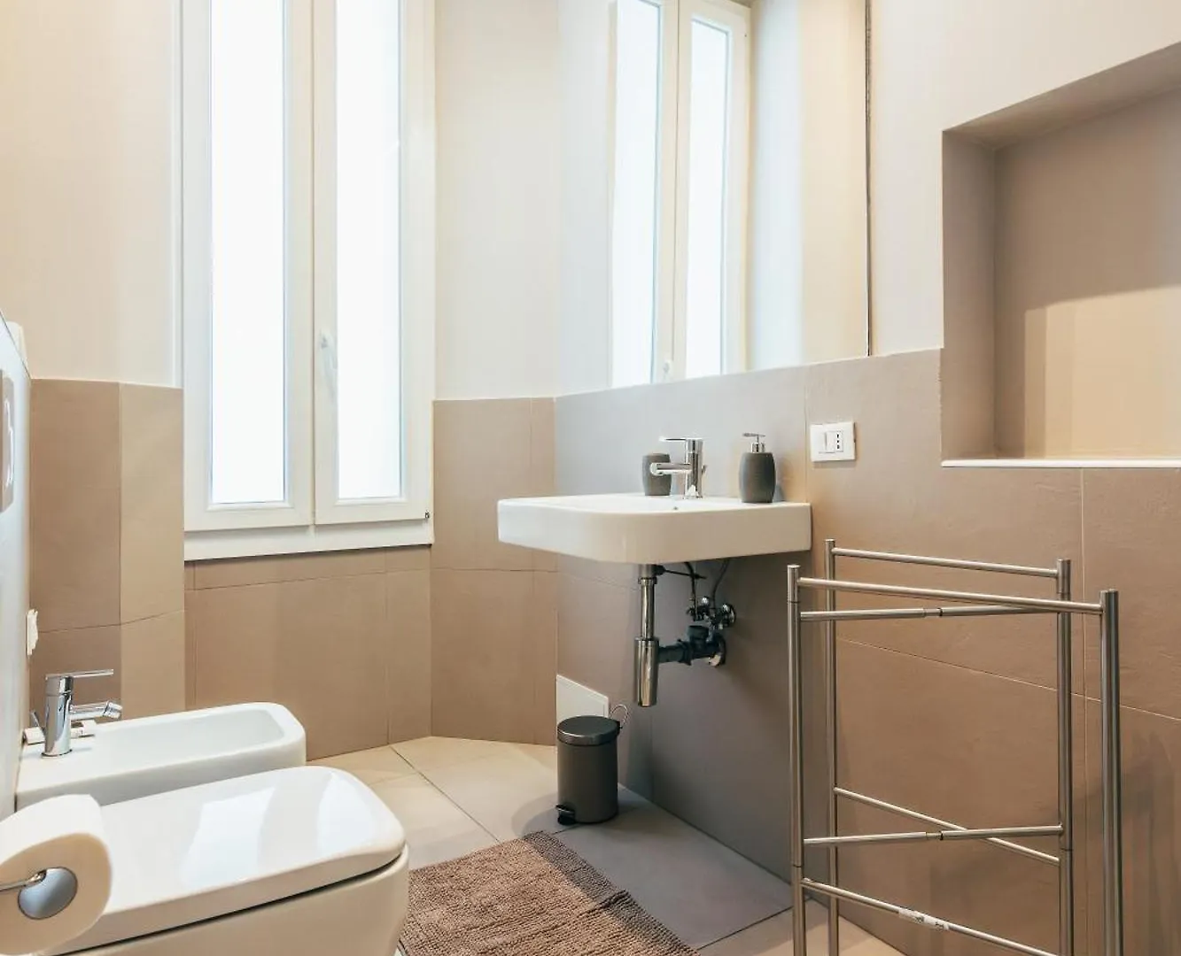 Bologna Suites - Private Bathroom Guest house